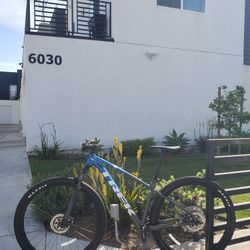 2025 Trek Marlin 8 Tubeless Tires Medium Frame 29" Wheels 