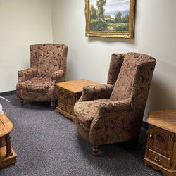 2 Accent Chairs In Excellent Condition 