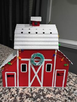 SCENTSY 🎄 CHRISTMAS BARN WAX WARMER GENTLY USED. IN MINT CONDITION,NO BOX.