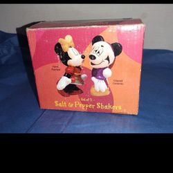 VINTAGE DISNEY MICKEY AND MINNIE MOUSE CERAMIC SALT AND PEPPER SHAKERS Christmas