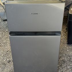 Hisense mini fridge w/Freezer **Like New!!**