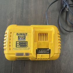 DeWalt FAST CHARGER 20V Max Lithium Ion DCB118 133.4mm / 5.25” Li-Ion FAN COOLED FAST CHARGER