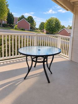 Super clean round glass Patrick table  prefect condition    Umbrella can fit inside