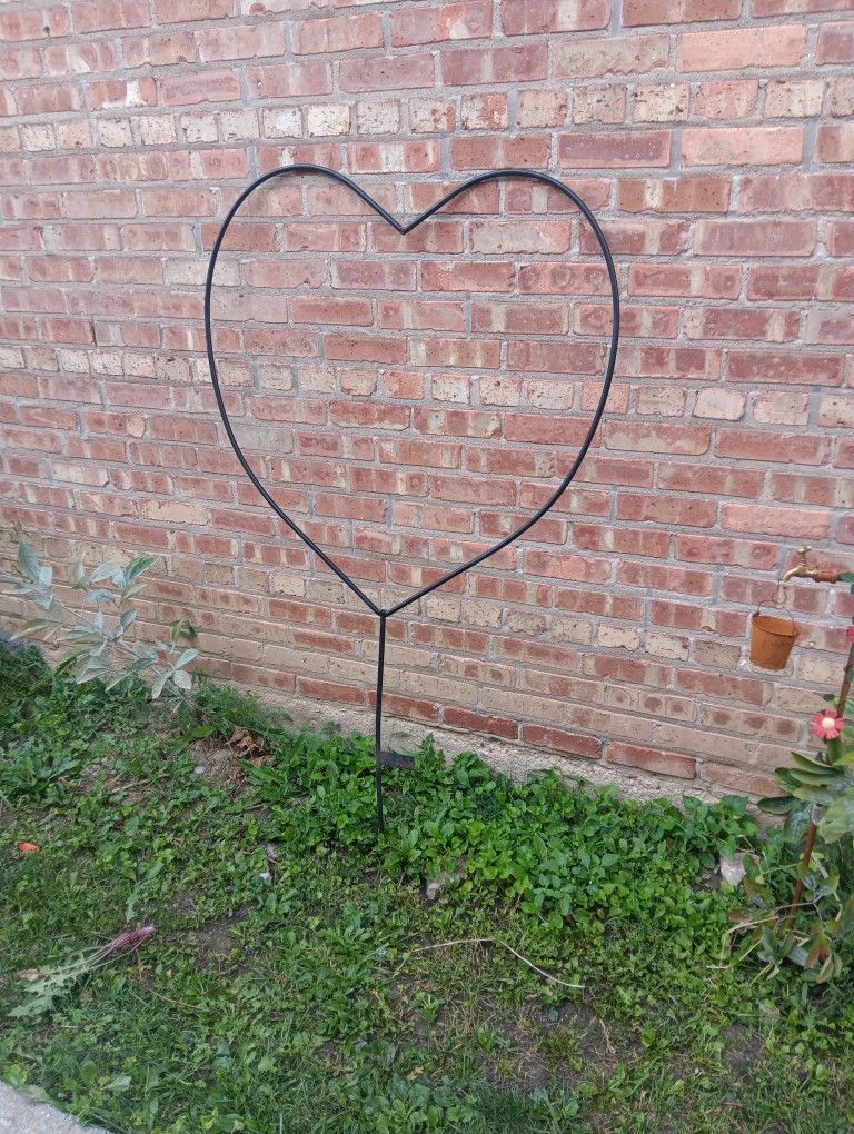 Heavy Duty Steel Heart Planter Pot Holder Stand Yard Decor 