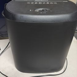 Staples Shredder 8 Sheets 