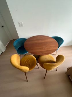 MUST FAST CB2 Round table with 4 fabric chairs