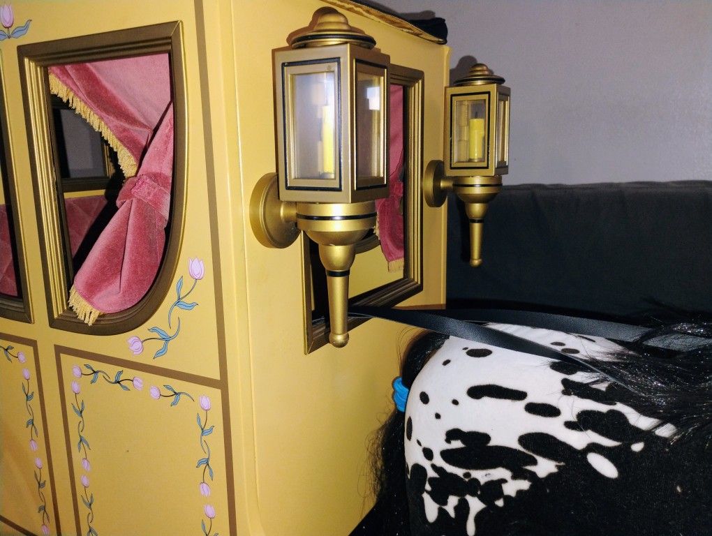 Felicity
American Girl
Two-Doll (not included)
Colonial Carriage