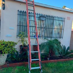 Excellent Condition Different Sizes Fiberglass Extension Ladders