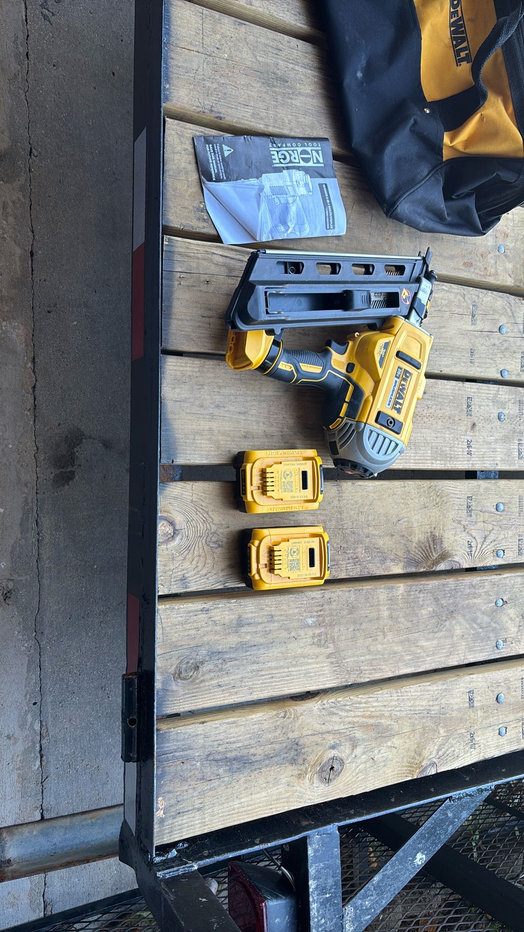DeWalt 20 V brushless nail gun