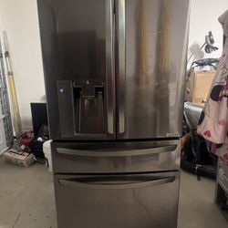 LG Refrigerator Everything Works 