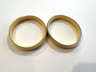 Metal spring sleeve garters