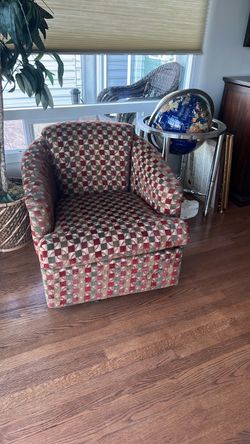 Living room swivel chair +3 matching throw pillows