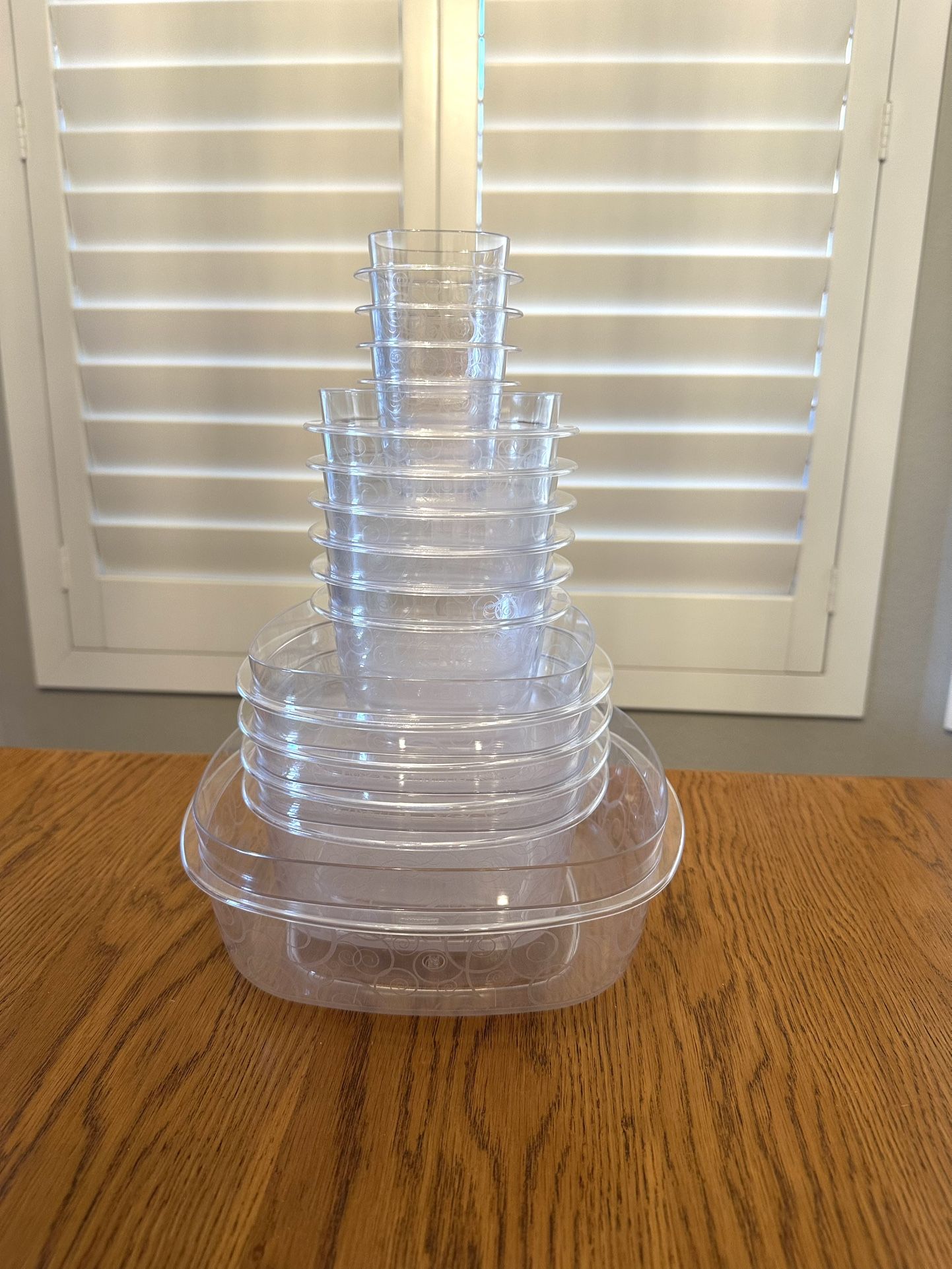 $20 - Gently used Rubbermaid Flex and Seal 30 piece food storage containers. Clear base makes it easy to see contents. Bases and lids nest neatly in