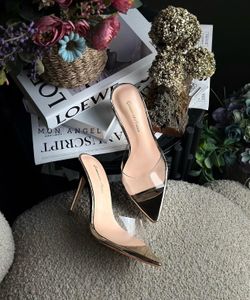 Women’s shoes