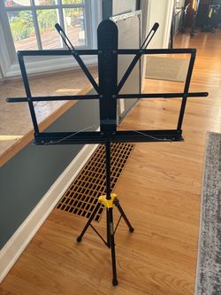 Hercules adjustable tripod music stand