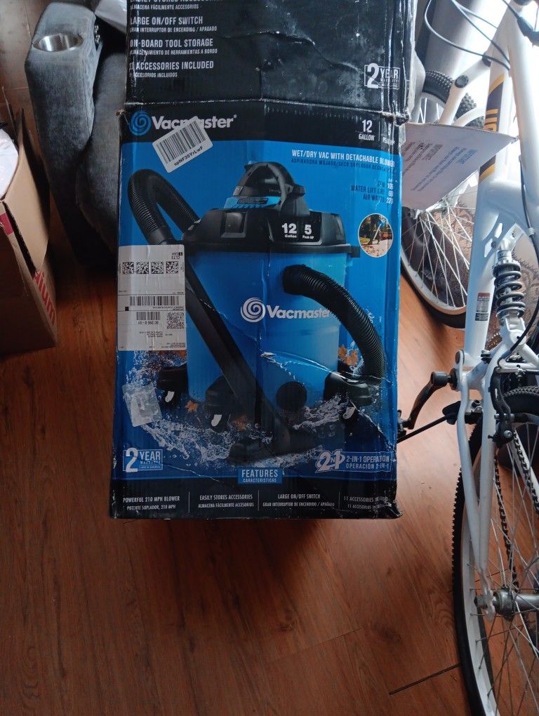 Wet / Dry Vacuum With Detachable Blower