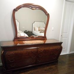 Gorgoeus Italian six drawer dresser with mirror