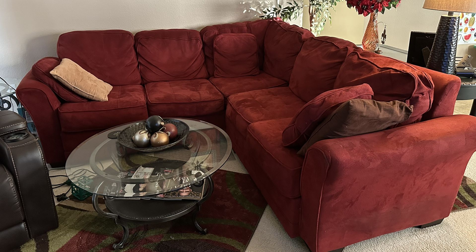 Sectional Dinette and Lazy Boy Chair with A Charging Port And Cup Holders for Sale