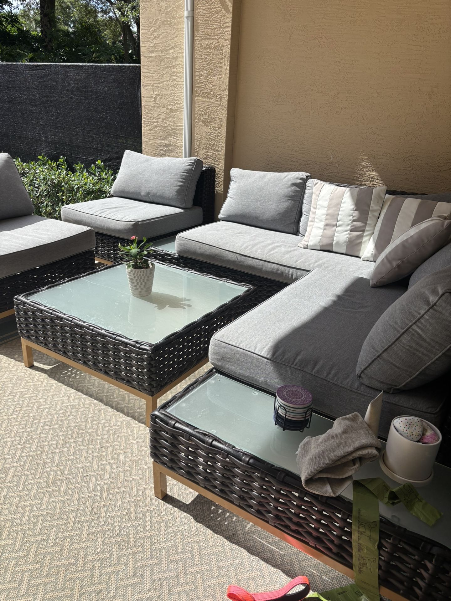 5 Piece Ratan Patio Set/Lounge Chairs/Sitting Chairs