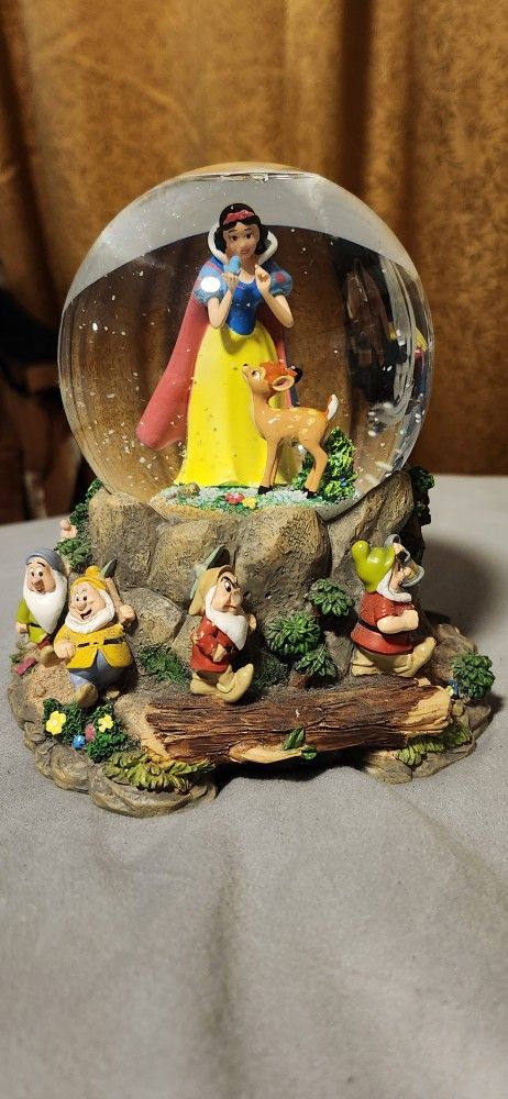 Snow white and the seven dwarfs snow globe