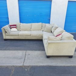 Comfortable Huge Sectional Couch 🛋 Very Nice