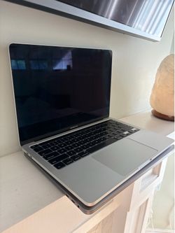 2020 MacBook Pro 13 Touhcbar 2Ghz 16GB 512GB storage