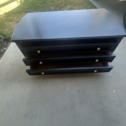 Gorgeous 48“ coffee table. Comes with cedar line drawers.