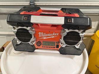 Milwaukee job site radio