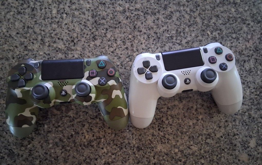 2 Ps4 Controllers