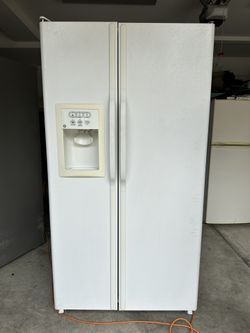 GE 21.9 Cu Ft Side-By-Side Refrigerator