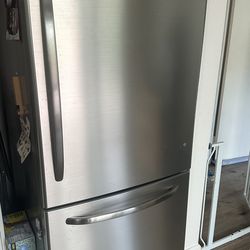 GE GDSL0KCXLS20.2 cu. ft. Bottom Freezer Refrigerator  model GDSL0KCXLS
