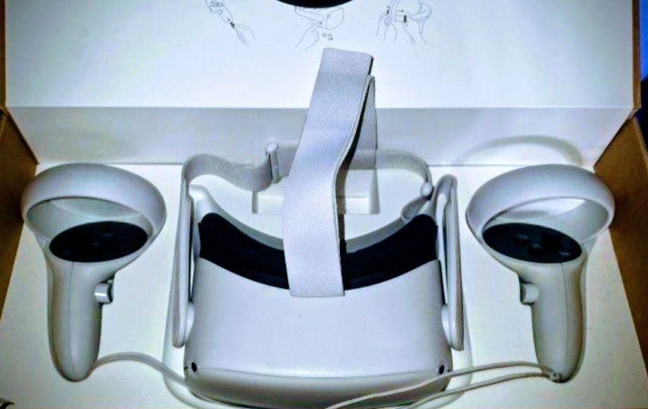 256 GB META QUEST 2 WITH CARRYING CASE