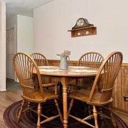  Table, Solid wood Windsor-style dining set, Witch 4  Chairs.