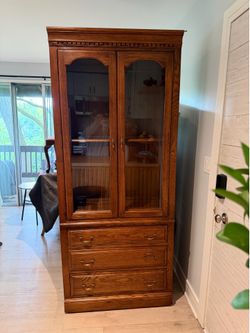 Oak Curio Cabinet Display Hutch Excellent Condition