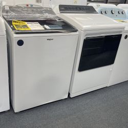 New Scratch And Dent Whirlpool Washer And Dryer Set. 