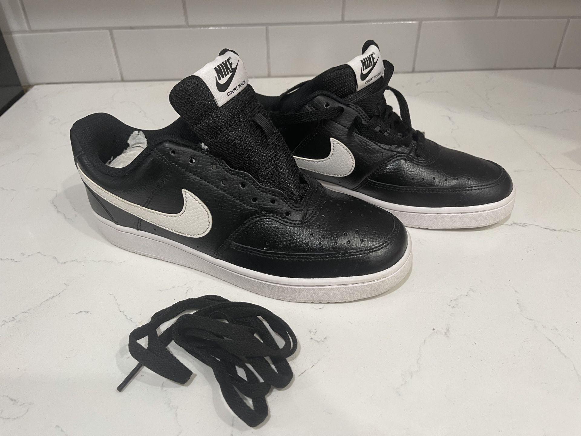 NIKE COURT VISION LOW - ( Like BRAND NEW) Men size 9