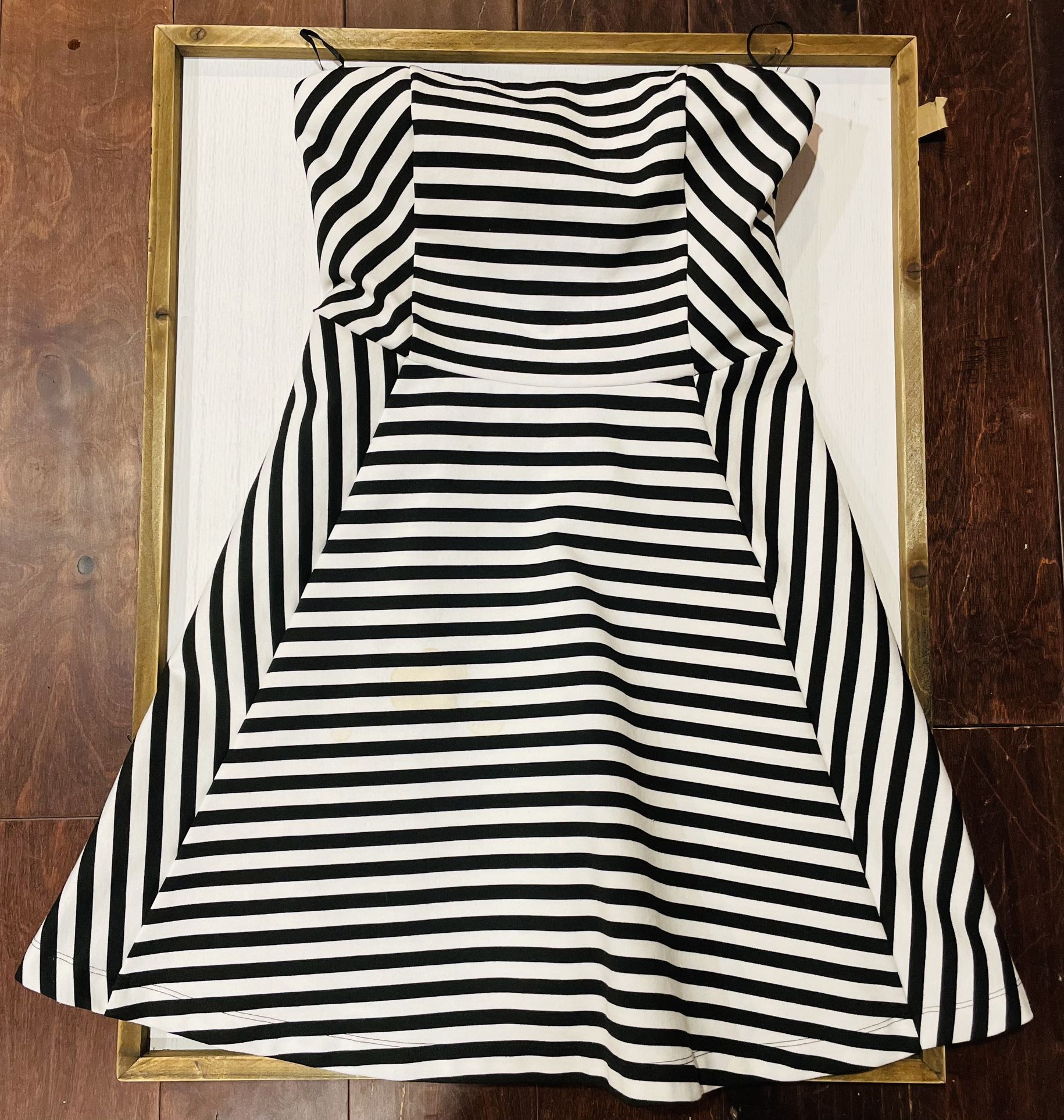Express Women’s Size 6 Black & White Horizontal Striped 27” Strapless Dress; Body: 70% Polyester, 25% Rayon, & 5% Spandex and Lining: 100% Polyester