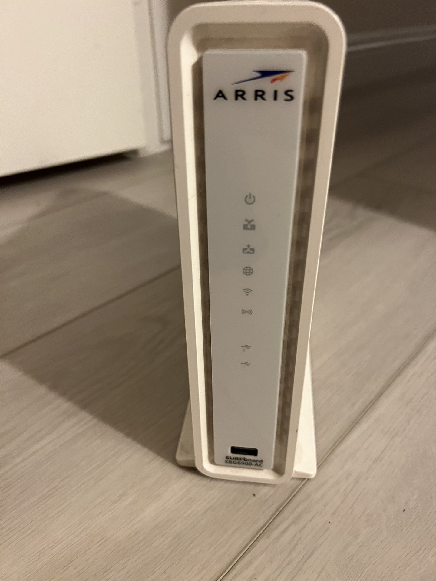 ARRIS SURFboard SBG6900AC Docsis 3.0 16x4 Cable Modem/ Wi-Fi AC1900 Router