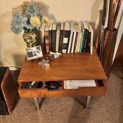 BEAUTIFUL ACCENT TABLE W/ DRAWER