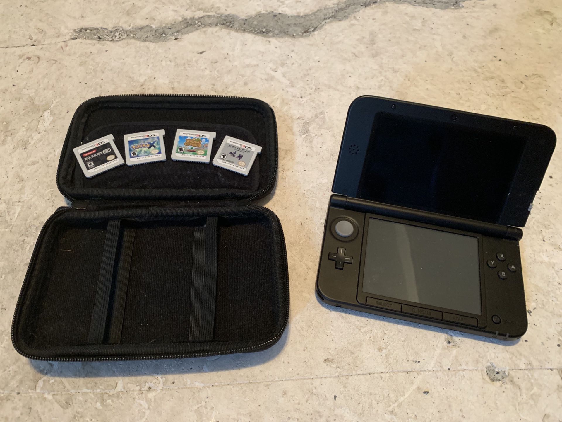 Nintendo 3DS XL + 4 games + case