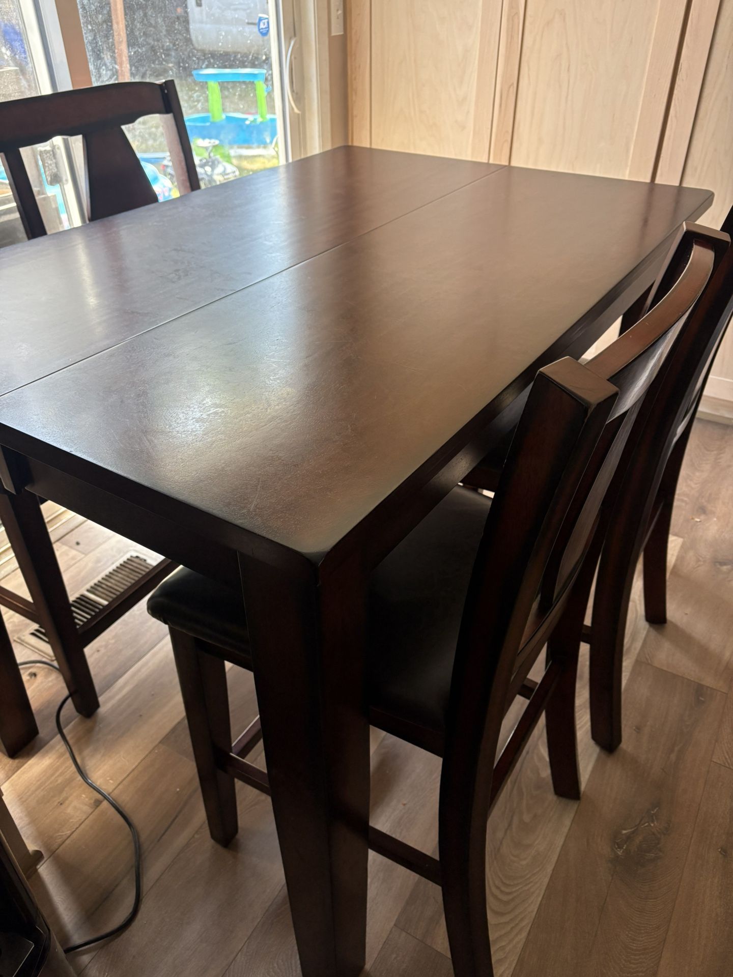 Beautiful Mor furniture Dark Brown Wooden Dining Table w/Bench