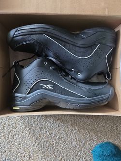 Tennis shoes