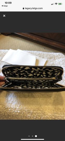 Brand new Diane Von Furstenberg with tags. Lips zip around wallet leather with a front pocket 2 Deep pockets on the inside , 12 card slots, diverse p