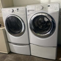 WHIRLPOOL WHITE SMART FRONT LOAD WASHER AND GAS DRYER SET WITH PEDESTAL