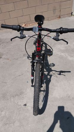 Dynacraft Gauntlet 24-inch Mountain Bike red with black