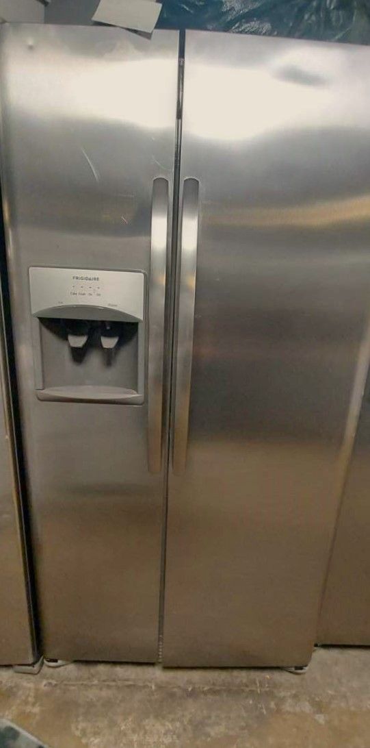 New Frigidaire 26 Cu Ft Side by Side Fridge