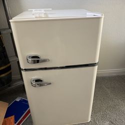  MINI FRIDGE INSIGNIA RETRO 