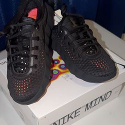 Nike Mind 002 W8 Black Chrome Hyper Crimson