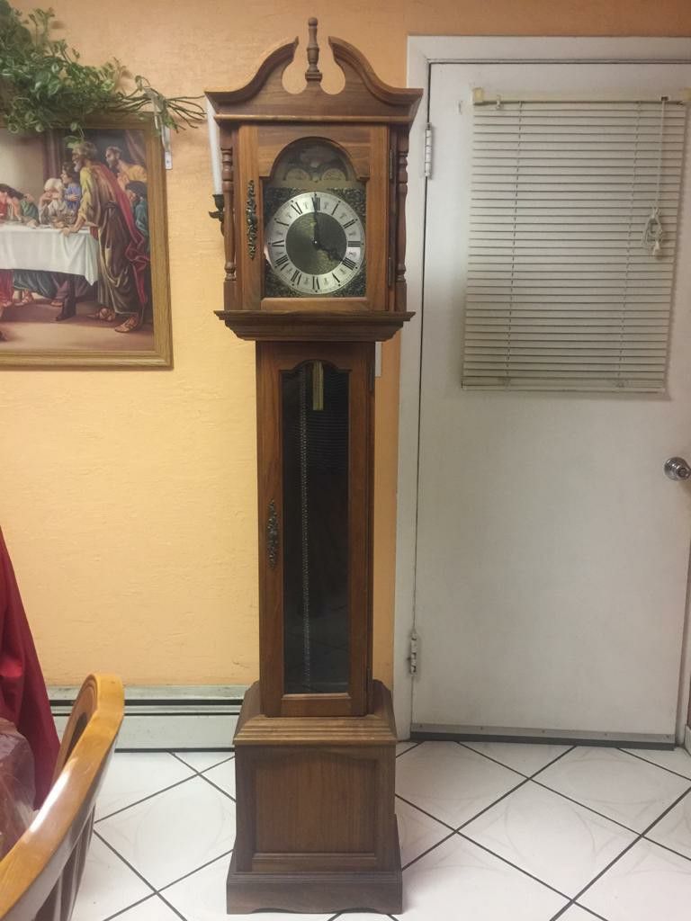 Antique vintage 6 foot grandfather clock/ reloj de piso antiguo