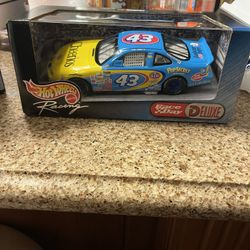 Mattel Hot Wheels Racing Race Day Deluxe 1:24 Scale Die Cast John Andretti #43